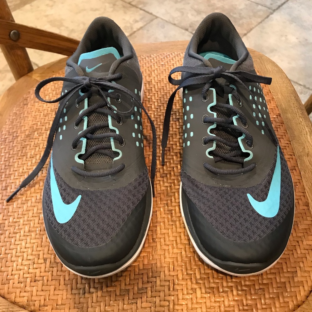 NIKE LADIES SNEAKERS SIZE 9.5
